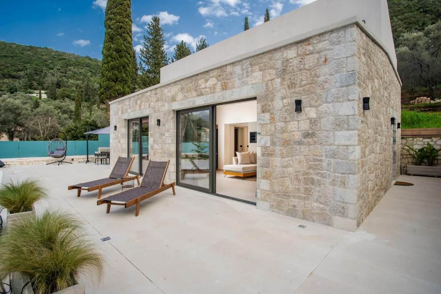 Villa Pietra di Mare, Geni Lefkada